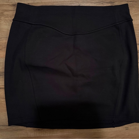 Lululemon Scuba Black Mini Skirt - Picture 1 of 3